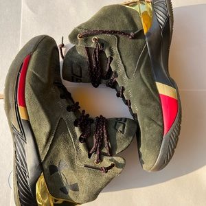 Steph Curry 3’s size 8.5.